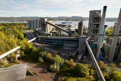 Norcems cementfabrikk i Brevik satser på karbonfangst til tross for at kvoteprisen er lav.