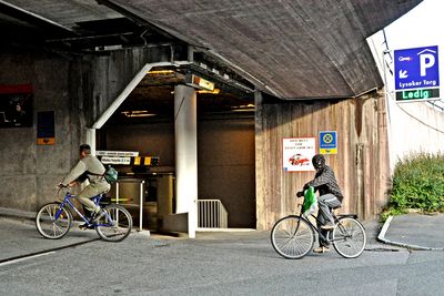 I dag er parkeringsanlegget under Lysakerlokket flittig brukt av syklister. Om vel et år vil de foretrekke sykkelbrua.