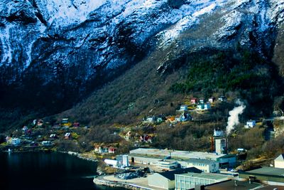 Eras Metal i Høyanger ble stengt på dagen og har senere fått en bot på 1,5 millioner for utslippene som ble kjent i 2009. Nå er to tidligere ledere ved fabrikken dømt til ubetinget fengsel.