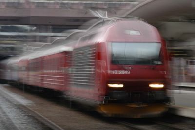KARTLEGGES: To tog var involvert da kjøreledningen ble avbrent på tre steder i Oslo-området natt til mandag. Årsaken kartlegges nå.