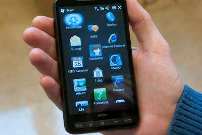 HJELPER TIL:HTCs nye HD2 er telefonen som virkelig kommer til å sette Windows Mobile 6.5 på kartet. Med 4,3 tommers skjerm (kapasitiv trykkfølsom som tillater multitouch), 1 GHz prosessor og 11 mm tykkelse er den utvilsomt den tøffeste telefonen på markedet.