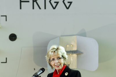 Forsvarsminister Anne-Grete Strøm-Erichsen døpte det nye C-130 J Hercules, Frigg, det første av i alt fire nye transportfly som Forsvaret tar i bruk. Seremonien fant sted på Gardermoen flystasjon tirsdag.