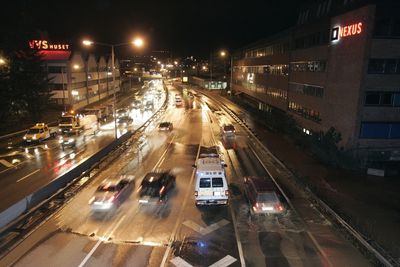 IKKE FØRSTE GANG: Deler av Ring 3 var stengt fredag morgen. Bildet viser stengingen av Ring 3 fra Økern mot Ryen i november 2005. Også den gang sprang en vannledning lekk.