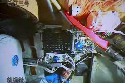 Taikonaut Liu Boming jobber nå med å montere romdrakten før den kommende romvandringen. Jobben tar 15 timer.