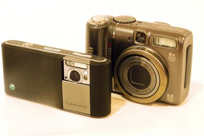 Sony Ericsson C905 er blant det heftigste du får av kameratelefoner, mens Canon Powershot A590 ikke er allverden av kompaktkamera. Hvordan står de mot hverandre i en duell?