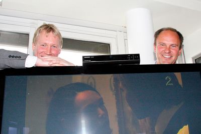 FILM TIL FOLKET:
Kommunikasjonsdirektør Svein Ove Søreide og adm. dir. Espen Torsby i Riks-TV gleder seg over den nye PVR-boksen som er fundamentet i den kommende film- og serietjenesten deres.