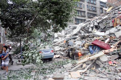 Boligblokker og andre bygninger raste sammen etter skjelvet på 7,8 på Richters skala. Bildet er fra byen Dujiangyan i Sichuan-provinsen.