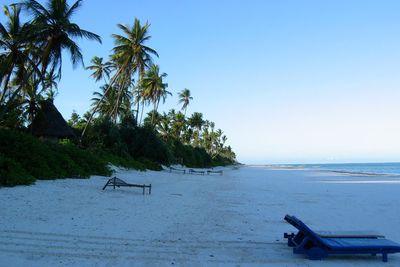 Zanzibars hete gjør det uutholdelig for de mange turistene uten strøm til å drive airconditionanleggene på hotellene.