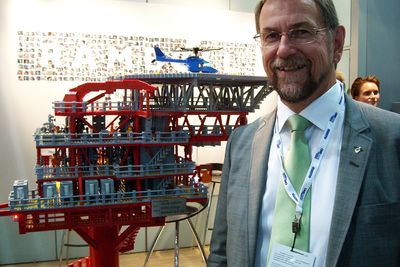 MORO: Kai B. Olsen, direktør for markeds- og forretningsutvikling i Rambøll olje og gass, viser frem den fysiske Lego-modellen av plattformen Cecilie.