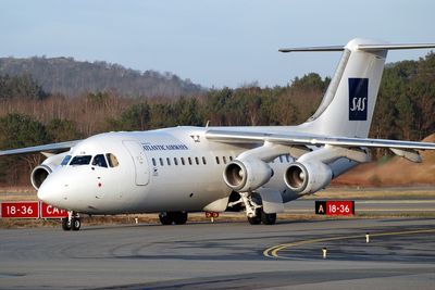 BRUKER BAE 146: SAS friskmelder ikke denne flytypen, en BAe 146 som de fortsatt har tre av på strekningen Sola-Kastrup - operert av Atlantic Airways. Denne, en BAe 146-200 med registreringsnummer OY-RCB, ble fotografert på Sola Lufthavn i mars i år.