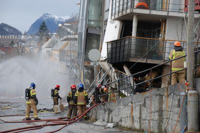 Brannvesenet i Ålesund startet søndag med å bore seg gjennom en murvegg for å komme til den eksplosjonsfarlige propantanken som ligger under den sammenraste boligblokken i Fjelltunveien. Under boringen gikk det varmegang i boret som måtte skiftes.