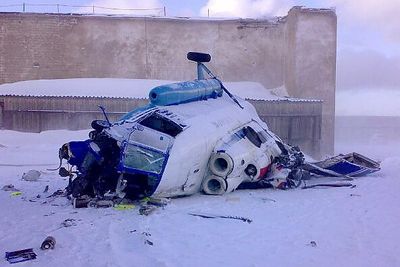 Tre personer omkom og to personer ble alvorlig skadet da dette russiske helikopteret styrtet under landing på helipaden på Heerodden i Barentsburg søndag.