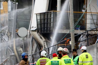 Mannskaper fra politi og redningsetatene var fredag samlet ved boligblokken i Ålesund som ble ødelagt av et steinras tidligere i uken.