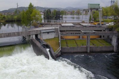 Kraftverkene har gått jevnt og trutt og bidratt med høy strømporduksjon hittil i år. Bildet er fra Klosterfoss kraftverk i Skien.