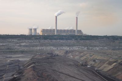 AVHENGIGE AV KULLKRAFT: 90 prosent av energiforsyningen i Polen stammer fra kullkraft. Brunkullkraftverket Belchatow i Polen slapp i 2006 ut 30 millioner tonn CO2.  Til sammenligning vil Naturkrafts gasskraftverk på Kårstø slippe ut 1,2 millioner tonn CO2 per år.
