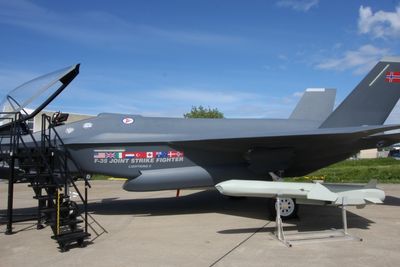 Lockheed Martins fullskalamodell av F-35 Lightning II vises i helga fram for første gang i Norge og har i den anledning også fått norsk dekor.