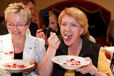 Senterpartileder Åslaug Haga ( til høyre) og Liv Signe Navarsete nyter jordbær med fløte under pressekonferansen i Oslo torsdag, der partiet oppsummerte vårsesjonen og viktige saker fremover.