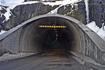 Statens vegvesen har ingen samlet oversikt over hvor mange riksveitunneler som mangler brannsikring av PE-skum. 