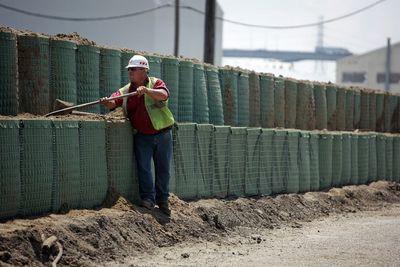 En ansatt i det amerikanske ingeniørkorpset pakker sand til flomvern i New Orleans i påvente av orkanen Gustav. Dikesystemet som skal beskytte byen er imidlertid fortsatt mangelfullt.