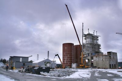 VIL GI NYE KVIKKSØLVUTSLIPP: Myndighetene jobber for å redusere utslippene av kvikksølv, men flere har søkt om nye utslippstillatelser. Her er Franzefoss i gang med å bygge den nye fabrikken NorFraKalk i Verdal som vil slippe ut kvikksølv og 240.000 tonn CO2.