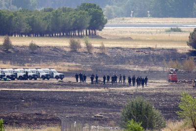 Spansk sivilgarde undersøker ulykkesstedet der Spanairs flight JK 5022 styrtet og eksloderte ved Barajas-flyplassen i Madrid onsdag 20. august. Flyet var av typen MD 82. 154 mennesker mistet lvet.
