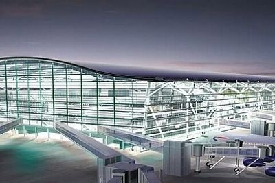 KJEMPESTOR: Terminal fem på Heathrow er 40 meter høy, 396 meter lang og 176 meter bred. Hver av de fem etasjene har et areal på størrelse med ti fotballbaner.
