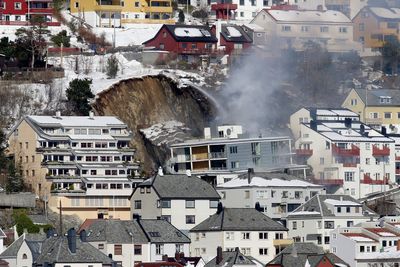 Raset gikk langs en skråstilt sleppe som startet omtrent ti meter inn i berget langs toppen.