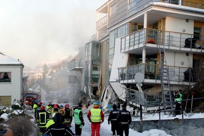 VAR USIKKER: Politi og redningsmannskaper utenfor boligblokken i Fjelltunveien i Ålesund som kollapset natt til onsdag.