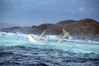 SYNKENDE: Akterskipet av Server stikker opp fra vannet ved Hellesøy fyr, rett sør for Fedje i Hordaland.