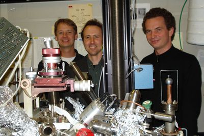 SUPERKRYMPERE:
Forskningssjef Markus Ternes til venstre med kollegene Chris Lutz og Andreas Heinrich ved IBMs forskningssenter i California ser for seg elektroniske kretser som er noen atomer i bredden.