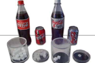 GJØR NATUREN SØT: Sukralose brukes som søtningsstoff i i Coca-Cola Light. Her ser du forresten hvor mye sukker en flaske og boks inneholder.