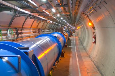 "Jakten på ny fysikk" er tittelen på den ene doktorgradsoppgaven Trygve  Buanes forsvarer på fredag. Den handler om Cern og partikkelkollisjoner.