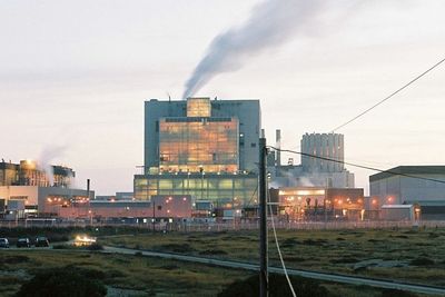Atomkraftverket Dunggeness A i Storbritannia ble stengt for godt i 2006. Demontering vil ta mange år og først i år 2111 vil hele tomta være ferdig ryddet og erklært ufarlig, ifølge Wikipedia.