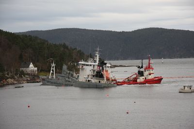 To bergingsbåter prøvde å holde Crete Cement stabilt og flytende, men måtte oppgi forsøket ut over dagen.