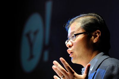 MÅTTE GÅ: Yahoo-sjef Jerry Yang terget til slutt på seg egne aksjonærer med sin Microsoft-skepsis.