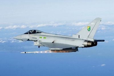 Opposisjonen på Stortinget vil ha en forklaring  fra regjeringen om konsekvensen av at Eurofighter ikke deltar for fullt i kokurransen.