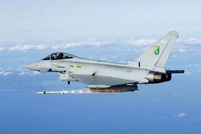 OVER HAVET: En av grunnene til at det har tatt så mange år å evaluere hva slags kampfly Norge må ha når F-16 fases ut om åtte år, er den enorme havsonen vi må kunne forsvare. Noe av den samme problemstillingen hadde UK da Eurofighter ble planlagt. Derfor har dette kampflyet - som det til nå er bygget 165 stykker av - to motorere og enorm rekkevidde selv med full last. Eurofighter var en av tre kandidater til nytt norsk kampfly. Nå erdet bare to igjen, om ikke Eurofihter ombestemmer seg.