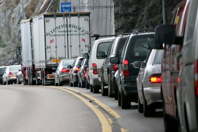 Bilister som sitter fast i kø kan med rette rette sin irritasjon til en eller annen bilist lengre fram, viser ny trafikkforskning.