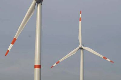 KRAFTIG: Slik ser Multibrid M5000 ut. De to vindturbinene på bildet er prototyper av havturbinene. Mot bakken ser du stålfundamentene, som skal lages ved Aker Kværner Verdal.