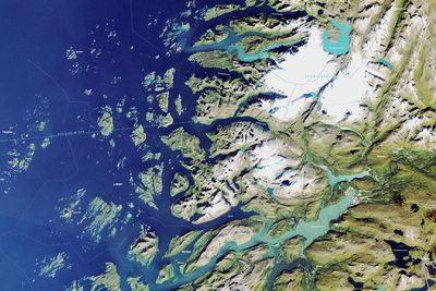 Satellittbildet "Fra Tärna til Træna"  viser området rundt polarsirkelen fra kysten av Norge og et langt stykke inn i Sverige.