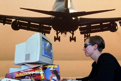Datamaskinene forurenser like mye som flytrafikken, advarer en ny britisk rapport.