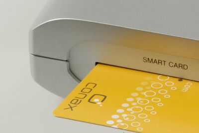 TV-KORT:
Smartkort brukes til det meste innen sikkerhet. Fra banker til dekryptering av TV-signaler.