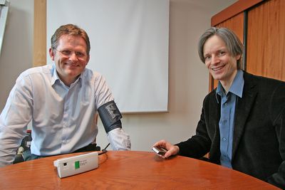 TAR TRYKKET:Adm. direktør i IBM Norge, Morten Thorkildsen får målt blodtrykket og avlesningen dukker opp på mobiltelefonen til forsker ved IBM Zürich Lab, Mike Nidd.