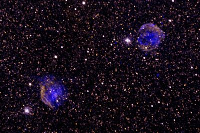 SUPERNOVAER: Dette bildet viser DEM L249 (f.v.) og DEM L238. Den blå fargen er røntgendataene fra Chandra.