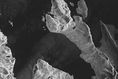 FØRSTE: De mindre øyene Nordkvaløya, Helgøya og Burøya omkranser Vannøya i Karlsøy kommune i Troms. Radarbildet er det første tatt av TerraSAR-X.