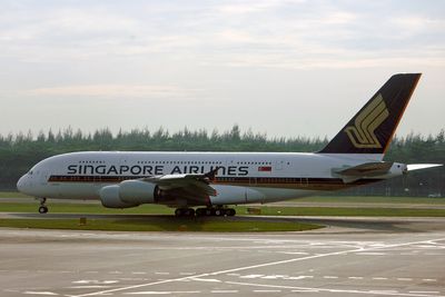 Singapore Airlines er det første flyselskapet som tar i bruk superjumboen A380 fra Airbus. Her takser flyet før avgang på jomfruturen 25. oktober fra Changi Airport i Singapore til Sydney i Australia.