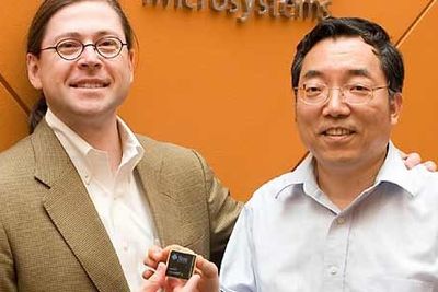 KLAR FOR SERVERNE: Sunsjefen Jonathan Schwarts og sjefen for elektronikkdivisjonen David Yen mener de nå har verdens raskeste prosessor.