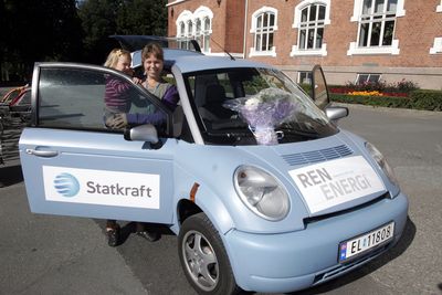 Heidi Goa og datteren Sara (3) er de heldige vinnerne av Statkrafts ren energi konkurranse 2007. Premien er en flunkende ny norsk elbil av merket Think. Bilen har en rekkevidde på 18 mil og er utstyrt med både baksete og barnesete.