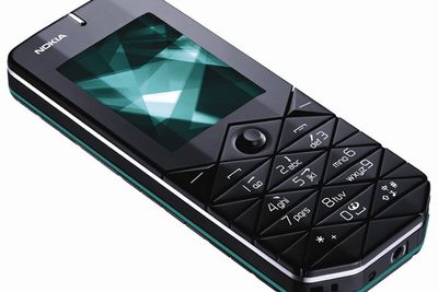 NYSLIPT OG KANTETE: Nokia 7500 Prism er ikke som mobiltelefoner flest. Skal bli morsomt å teste SMS-kjappheten på denne nyvinningen.