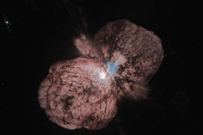 RESULTATET: Stjernen Eta Carinae hadde sitt utbrudd i det 19. århundre, og mistet mellom ti og 20 solmasser med materiale. Disse massene danner nå en stjernetåke rundt den. Astronomer observerte et lignende utbrudd fra HD 5980 i 1993-94, og dette bildet viser derfor hvordan HD 5980 kan komme til å se ut om 100 år.